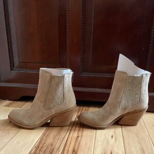 Women’s Tan Suede Ankle Boots Booties Sofft Tara Barley size 6M  NEW